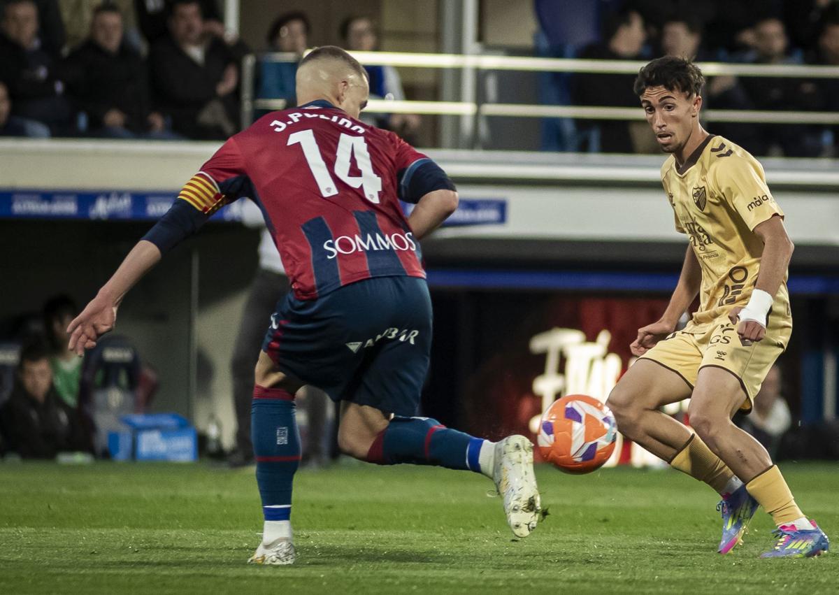 Imagen secundaria 1 - Stoppage-time disaster sends Malaga CF plummeting towards the drop zone