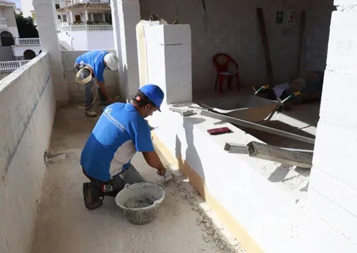 Imagen secundaria 1 - The walls of the house have been built with crushed stone blocks and soft cement instead of the usual brickwork.