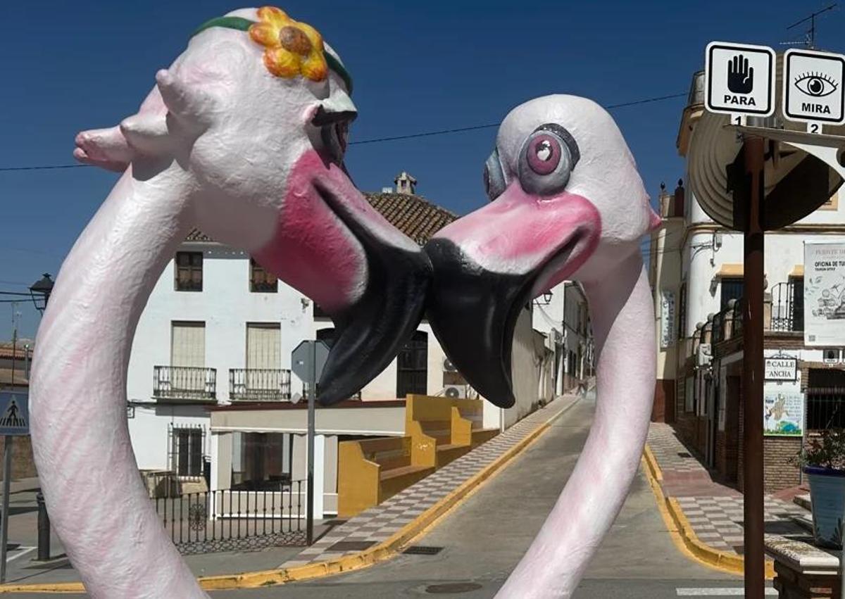 Imagen secundaria 1 - Tourists are flocking to see new life-sized sculptures of 'humanised' flamingos in Malaga town that's famous for the distinctive pink birds