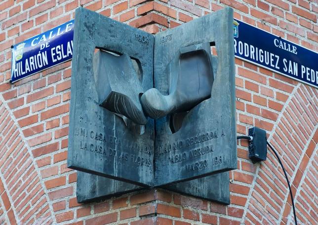 Plaque on the poet's home.