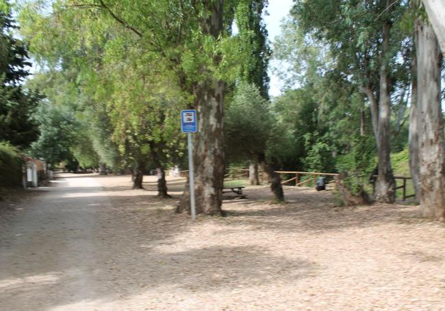 Next to both bathing pools are some facilities to help with spending the day there.